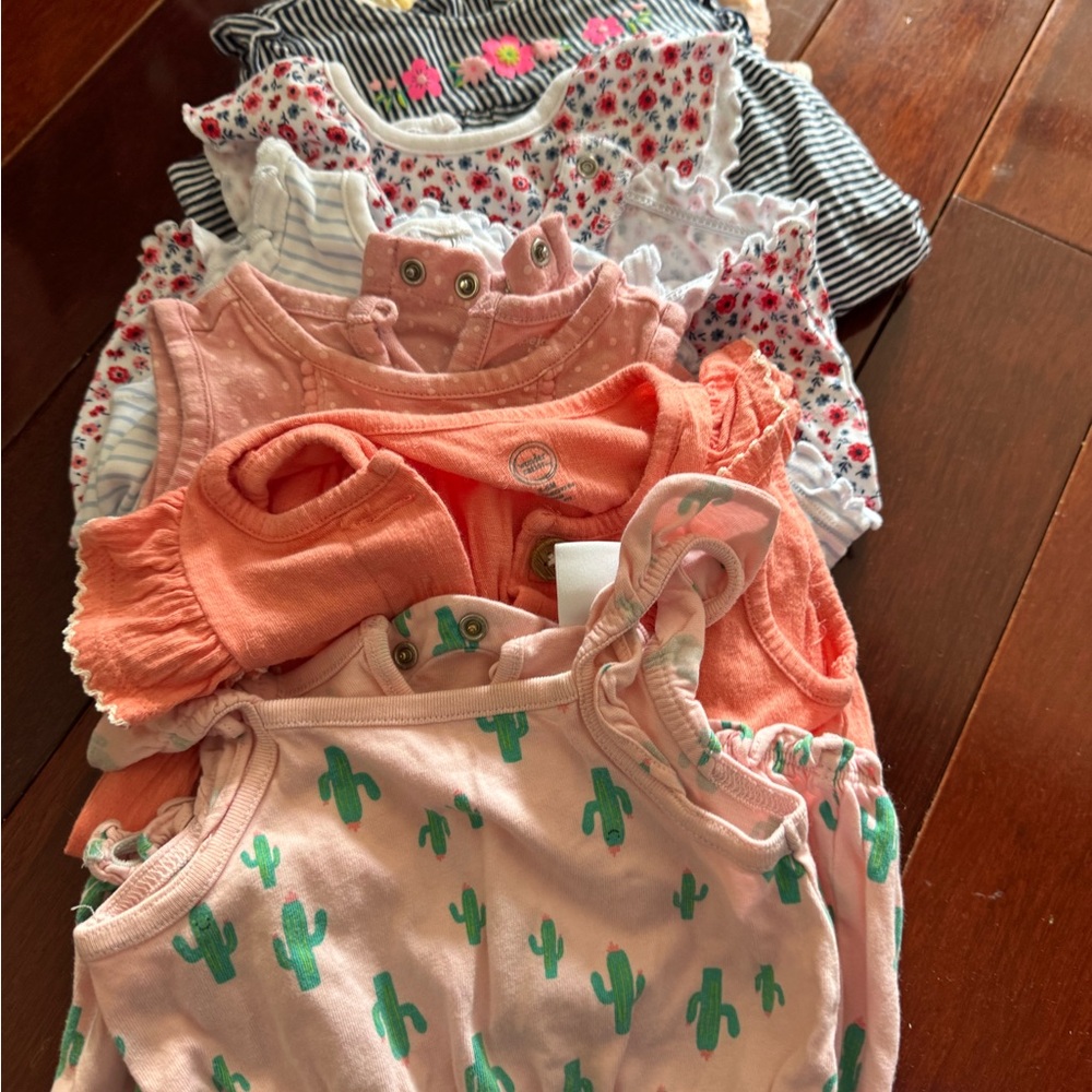 Adorable Baby Girl sleeveless onesie set (7 onesies 6-9M)
